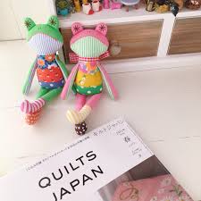 新しい掲載誌のお知らせです 数ヶ月前にがんばっていたお仕事 ついにご紹介できます 3月4日発売のキルトジャパン4月号に パッチワークのカエルの ぬいぐるみを作らせて頂きました キルトジャパンにぬいぐるみ 夢みたい novelty christmas holiday decor