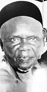 Cheikhal Hadji Abdoul Aziz Sy Dabakh devant la tombe de Serigne Hady Touré  à Fass Touré 🙏🏽