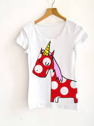 Mit dieser simplen technik werden alte shirts zum kunstwerk! Hol Dir Dein Personliches Einhorn Shirt Diy Pullover T Shirt Bemalen Tshirt Diy