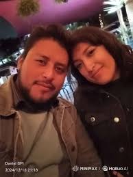 Beijo romântico capturado no ambiente externo