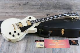 Super Clean 2004 Gibson Les Paul Custom Alpine White Gold Hw Ohsc Coa Lovies Guitars