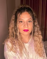 Yeni saç stilim 💜 . . . . #instagram #instamood #ınstagood #instaphoto  #influencer #influencers #influencerstyle #picoftheday #purple #birthday  #birthdaygirl #ringlight #ringlightselfie #newhair #newhairstyle #curlyhair  #curlygirl