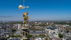 Plusieurs drones d'origine inconnue ont survolé dans l'illégalité plusieurs sites du gouvernement français, dont l'elysée, de même que des. Arras Ville Confinee Vue Du Ciel