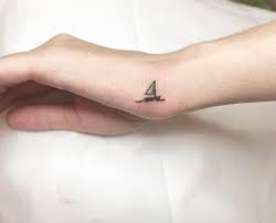 Kleine Tattoo Motiv Segelboot Meer Wind Tattoo Mini Tattoos Kleine Tattoo Motive Kleines Tattoo