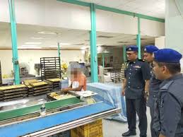 Timbalan menteri pembangunan usahawan dan koperasi, dato' wira mas ermiyanti samsudin melawat kilang palet makanan haiwan ternakan. Kilang Proses Makanan Guna Logo Halal Tak Sah