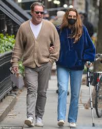 Maybe you would like to learn more about one of these? Brooke Shields Leans On Her Husband Of 20 Years Chris Henchy While Walking With A Cane Aktuelle Boulevard Nachrichten Und Fotogalerien Zu Stars Sternchen