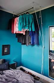 Eine Kleiderstange Unter Der Decke Lasst Sich Problemlos Mit Racka Gardinenstange In Schwarz Und Einem Diy Plattform Bett Schlafzimmer Diy Ikea Plattform Bett
