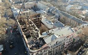 В результате пожара 1 человек погиб и 27 человек пострадали (из них 13 подростков и 7 сотрудников гсчс). Pozhar V Odesse Poyavilis Foto Raboty Spasatelej V Zavalah Korrespondent Net