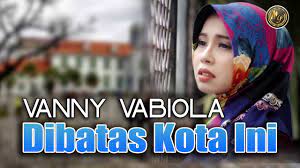 Berikut chord dan lirik lagu ada rindu untukmu diciptakan oleh pance pondaag. Vanny Vabiola Dibatas Kota Ini Official Music Video Chords Chordify
