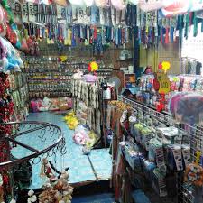 Di padang besar terletaknya sebuah kompleks bangunan yang dipanggil arked niaga yang menempatkan ratusan shop lot dan gerai/bazar yang menjual pelbagai jenis barangan pada harga yang berpatutan. Padang Waremart Padang Besar Perlis