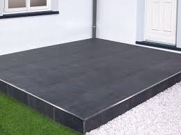 Vérifiez la pente de la terrasse avec un niveau à bulle posé sur une longue règle de maçon. Carreler Une Terrasse Elle Decoration