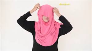 Malah kecaman netizen juga tidak akan mematahkan semangatnya untuk terus mengenakan tudung. Tutorial Cara Pakai Tudung Instant 2 Muka 2 Loops Hijab 2015 Cotton Youtube