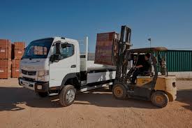 Un camion jaune de chantier, un gros camion bien solide. Petit Camion De Chantier