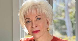 Isabel Allende (83 años), escritora: "Me encanta inspirarme viendo  películas. Hace poco mi esposo y yo vimos María Antonieta en la BBC y la  estética y la locura de esa época despertaron