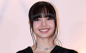 BLACKPINKs Lisa Put a Fun Twist on the Classic French Manicure | Teen Vogue