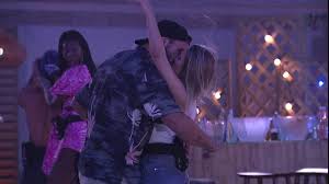 Depois de muita insistência, carla diaz e arthur finalmente se beijam, no bbb21. 4ol4lhi5cs0aum