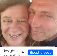 Bret Michaels delivers a moving performance of “Every Rose Has Its Thorn”.