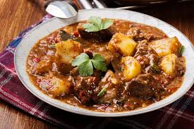 Con una cuchara de madera removemos de vez en cuando. Receta De Carne Guisada Con Papas De Armando Scannone Cocina Y Vino