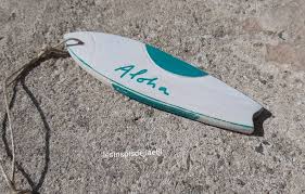 Courte et moins large, la planche surfboard est la amateur de big wave ? Mini Surf En Bois A Suspendre Bleu Signe Aloh Deco Plage Etsy Surf Deco Plage Suspendu