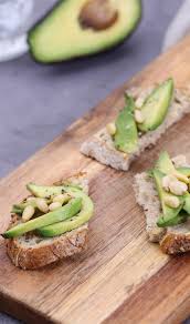 Recette Toasts A L Avocat Et Aux Pignons De Pin Grilles Recette En 2020 Toast Avocat Recette Toast Recette