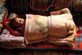 Berasal dari bahasa yunani yang bermakna 'penerang', atau sesuatu yang berkaitan dengan bulan. Wow Dari Dilempar Hingga Diasapi Inilah Tradisi Unik Menyambut Kelahiran Bayi Dan Anak Di Dunia Blog Unik