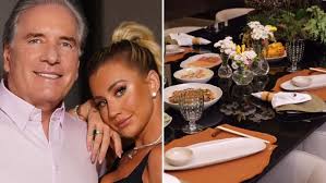 Mesa posta e cardápio refinado: Ana Paula Siebert e Roberto Justus recebem  amigos para jantar japonês em sua mansão