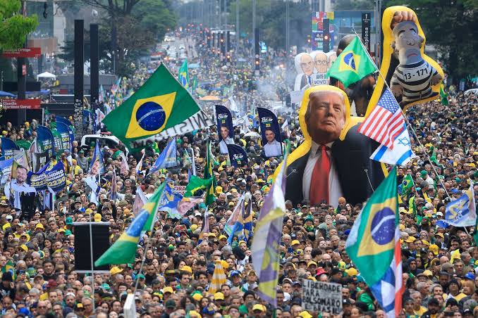 Brazil Election: Lula, Flávio Bolsonaro Vie for Swing Votes in Final Days