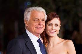 Placido fa il bagno mentre la moglie, attrice e cantante, con modi molto decisi, come dimostrano le foto pubblicate da diva e donna, comunica col marito. E Finita Tra Federica Vincenti E Michele Placido La Differenza D Eta Si E Fatta Voragine
