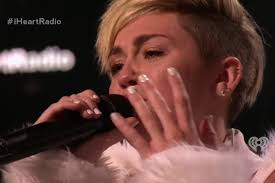 Miley Cyrus breaking down in tears after her breakup with Liam 💔.  #mileycyrus #liamhemsworth #fyp