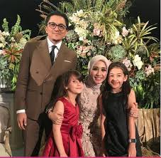 Kabar kurang sedap datang dari pasangan laudya cynthia bella dan engku emran. Begini Penampilan Menawan Laudya Cynthia Bella Dan Engku Emran Di Pelaminan Dalam Resepsi Kedua Okezone Lifestyle