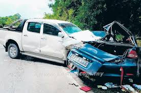 4 maut kereta bertembung trailer. Kemalangan Jalan Raya Enam Maut Kereta Bertembung
