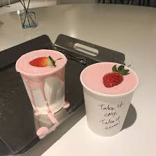 Korean strawberry milk is a popular drink in korea made with a sweetened strawberry sauce or puree, along with small chunks of chopped strawberries, mixed with milk. Imagem De Aesthetic Pink And Strawberry Aesthetic Food Cafe Food Food