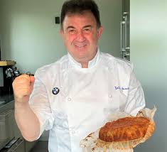 El chef con más estrellas michelin de españa conecta de maravilla en el tercer capítulo de la tercera temporada de 'cata mayor', todo es súper: El Garrote De Martin Berasategui Ante El Confinamiento