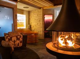 Les chambres avec jacuzzi privé sont en principe des chambres haut de gamme comme les chambres supérieures ou les suites. Chalet Etoile Fourneau A Bois Chalet Jacuzzi Prive