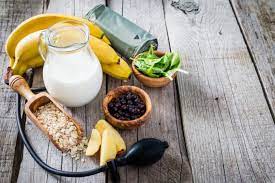 Prima di tutto si consiglia di mangiare frequentemente e poco, in modo da non andare incontro alla possibile ipotensione postprandiale che si manifesta in alcuni soggetti quando mangiano abbondantemente. Pressione Bassa Rimedi Naturali E Cibi Giusti Per Farla Alzare Donnad