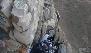 زائر يوثق صخور ا آيلة للسقوط أعلى قمة جبل النور في مكة natural landmarks landmarks mount rushmore