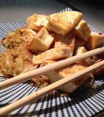 Aggiungete anche i ritagli della foglia del cavolo cinese e tagliateli a listarelle. Tofu Fritto Con Verdure Alla Cinese La Grande Mela