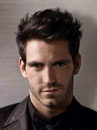 Poiché questi tagli di capelli classici e tradizionali hanno sempre reso gli uomini piacevoli e allo stesso tempo attirano le donne, i barbieri creativi hanno persino sviluppato nuovi stili con colpi di scena moderni. Pin Su Tagli Uomo