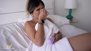 Johnny love spia la sua matrigna mentre si masturba - Monique Fuentes