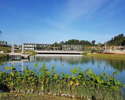It comprises 1,378 condominium units in four blocks and 181 terraced homes. Starproperty