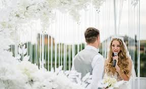 Beh, non sempre si riesce a mettere su carta ciò che si prova, specie in un'occasione così importante come il matrimonio di un figlio o di un amico caro, dove è l'emozione a prendere il so. Promesse Matrimonio Ecco Le Frasi Piu Romantiche E Commoventi