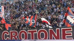 Scopri su virgilio sport il calendario completo di serie a 2020/2021. Crotone Promosso In Serie A Festa Fino All Alba I Giocatori Sfilano Sul Pullman La Repubblica