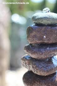 Wasserspiel Flusskiesel Saule Ausstellung Brunnenschmiede De Wasserspiel Garten Flusskiesel Wasserspiele