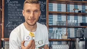 Während es lukas podolski (35) auf dem fußballplatz auch mal etwas robuster zugehen lässt, ist er abseits des rasens ein echter spaßvogel. Promi Unternehmer Lukas Podolski Und Axel Schulz Wollen Den Handel Erobern