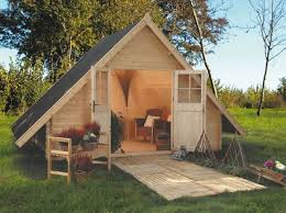 24 Abris Pour Votre Jardin Abris De Jardin Elle Decoration Backyard House House In The Woods Small House