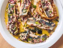 Se lasa la marinat minim 1 ora. Hering Marinat