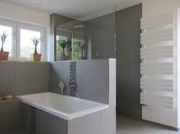 Graue Fliesen Mit Leisten Badezimmer Gemauerte Dusche Familienbad