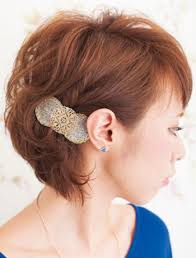 ひとつあるだけでグンっとおしゃれに バレッタ を使った素敵ヘアアレンジまとめ キナリノ ヘアアレンジ ヘア ヘアスタイリング