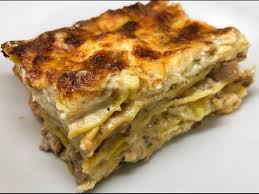 La lasagna ai funghi è una lasagna diversa dalla classica lasagna alla bolognese con la quale aprire un bel pranzo domenicale in compagnia degli amici o della propria famiglia. Lasagna Con Funghi Porcini Salsiccia E Idea Per Natale Youtube