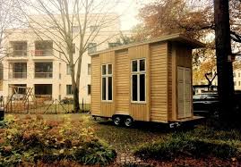 Decouvrez Ces Mini Maisons A Berlin Pour 100 Euros Par Mois Mini Maison Maisons Minuscules Petite Maison De Famille